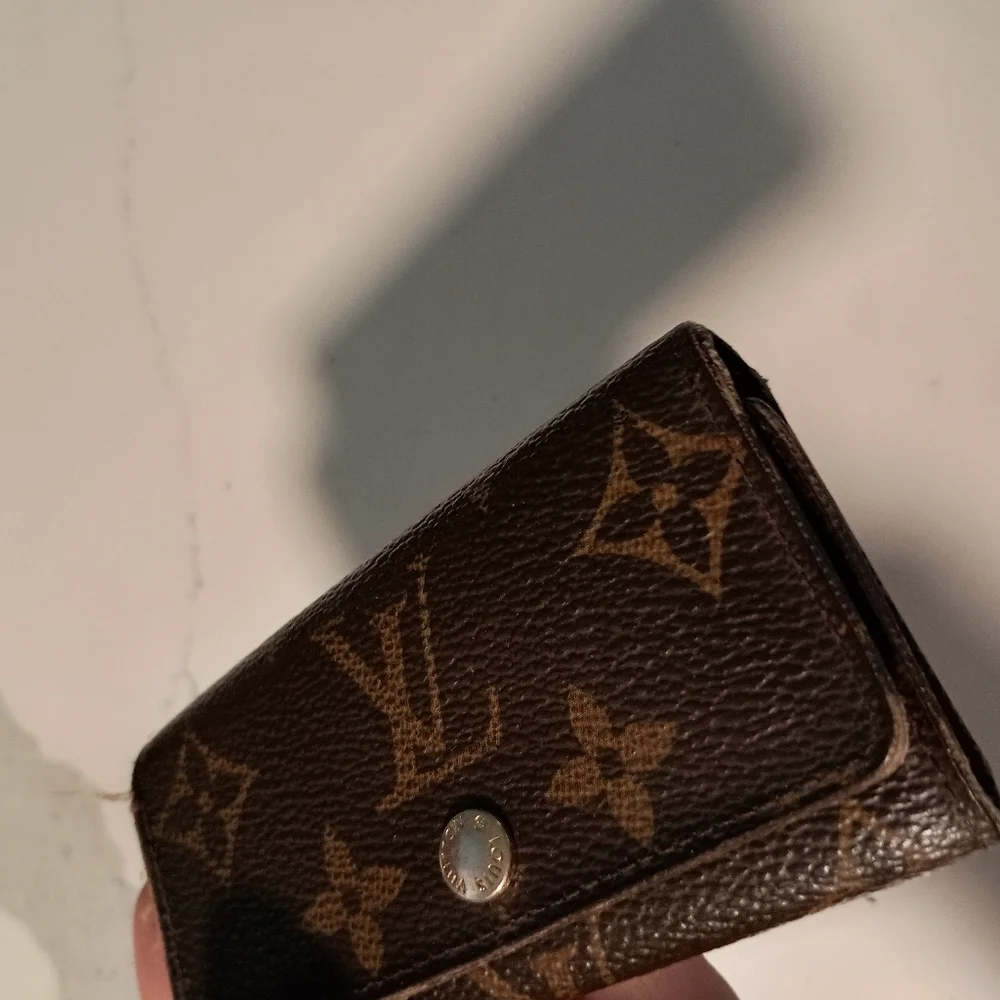 Authentic LOUIS VUITTON Monogram Multicles 4 Key Case - Picture 5 of 13